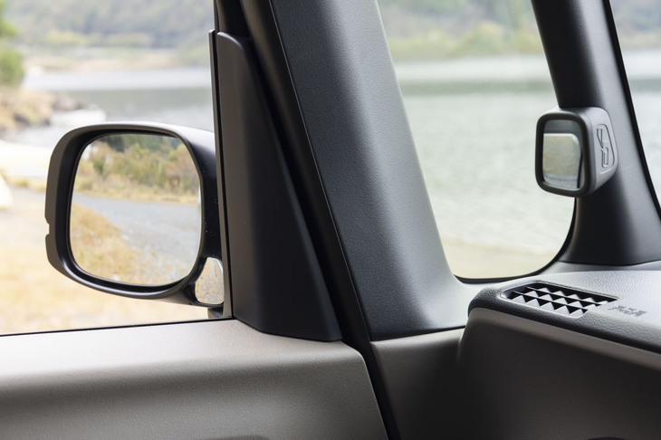 合わせ鏡を利用して左寄せ駐車をしやすくする「ピタ駐ミラー」が備わっている。