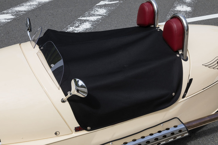 オプションで用意されるモヘアのトノカバー。運転席・助手席の分割式で、一人で乗るときは助手席側のみをカバーで覆い、風の巻き込みを防いだり、助手席を荷物置きにしたりできる。