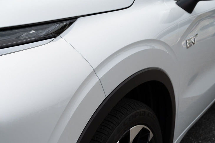 新型「アウトランダー」では、ホイールハウスに沿って施された凹断面のラインと、黒いホイールアーチモールでタイヤの存在感を強調。大型化したボディーに負けない、腰下の“強さ”をアピールしている。