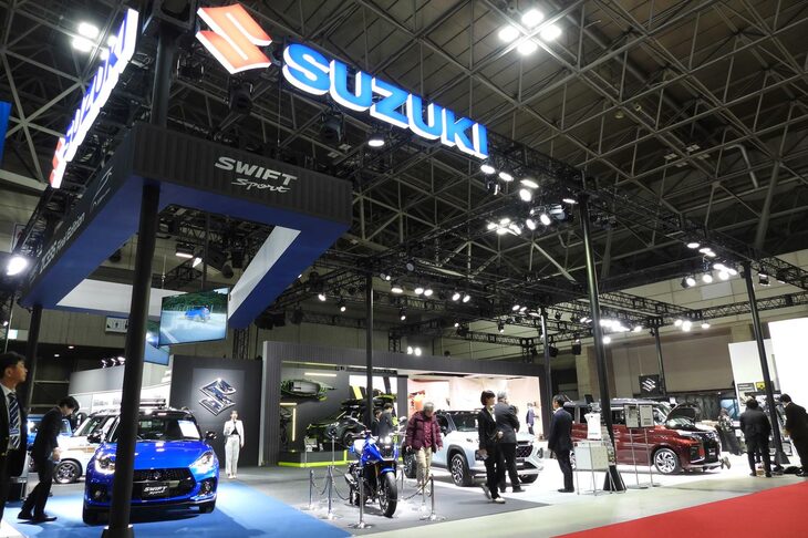 「東京オートサロン2025」のスズキブースの様子。