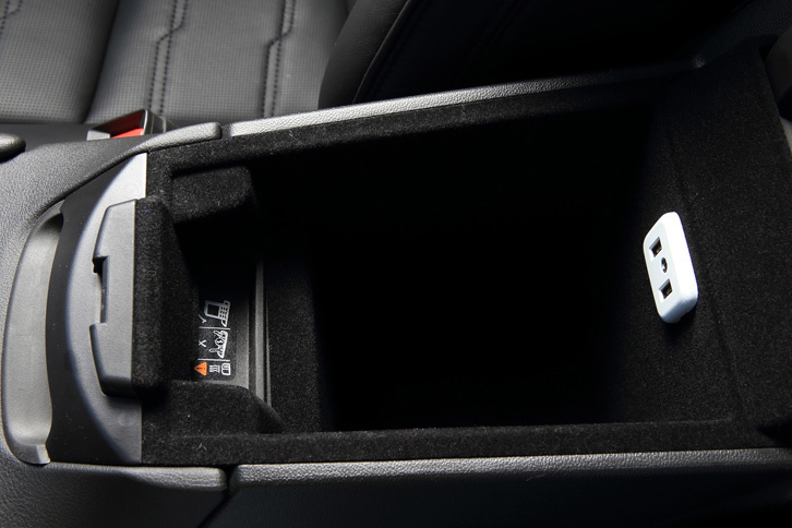 センターコンソールに備わる収納ボックス。前方（写真向かって左）に携帯端末の非接触充電機能が備わっており、対応する端末であればUSBケーブルなどがなくても充電が可能となっている。