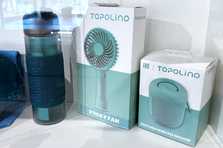 エアコンやオーディオが装着されていない代わりに、扇風機やポータブルワイヤレススピーカーが、アクセサリーとして用意されている。