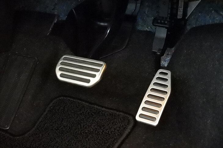 スズキ・フロンクス（アクセルペダル／ブレーキペダル）