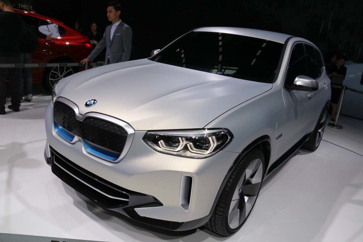 「BMWコンセプトiX3」。発売の暁には、BMWブランドとしては初めての市販EVとなる。