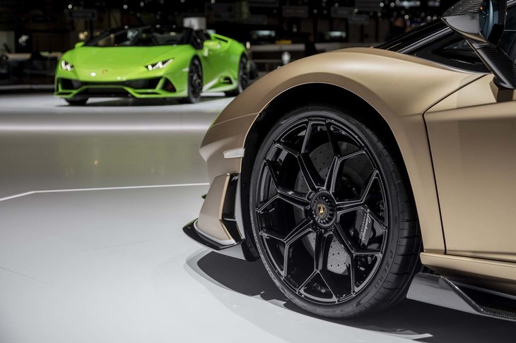 ジュネーブモーターショーのランボルギーニブース。ランボルギーニ・ウラカンEVOスパイダー（奥）、ランボルギーニ・アヴェンタドールSVJロードスター（手前）。