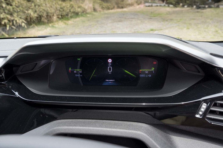 メーターパネルは10インチの液晶タイプ。写真は「ダイヤル」と呼ばれる表示モードで、レーダーのように見える2本の緑の直線がスピードメーターとタコメーターの針となっている。