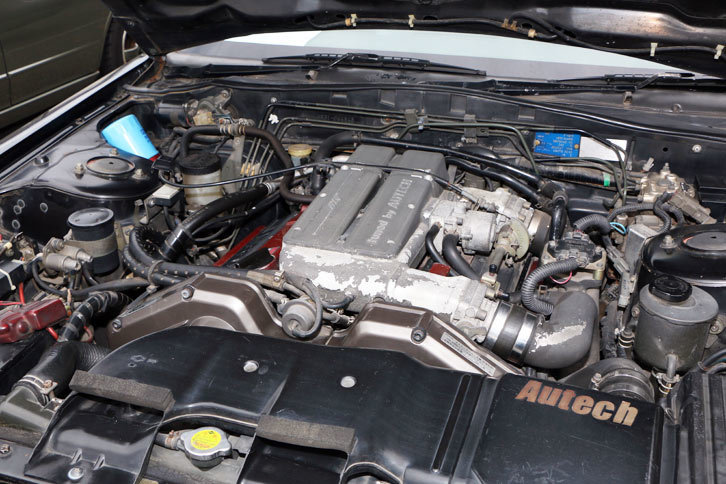 「スカイライン オーテックS＆Sバージョン ドリフトパッケージ」のエンジンは、直6の「RB20」型ではなく、なんとオーテックジャパンがチューニングを施した「VG30DET」型。最高出力は280ps/6000rpm、最大トルクは41.0kgm/2800rpmを発生した。