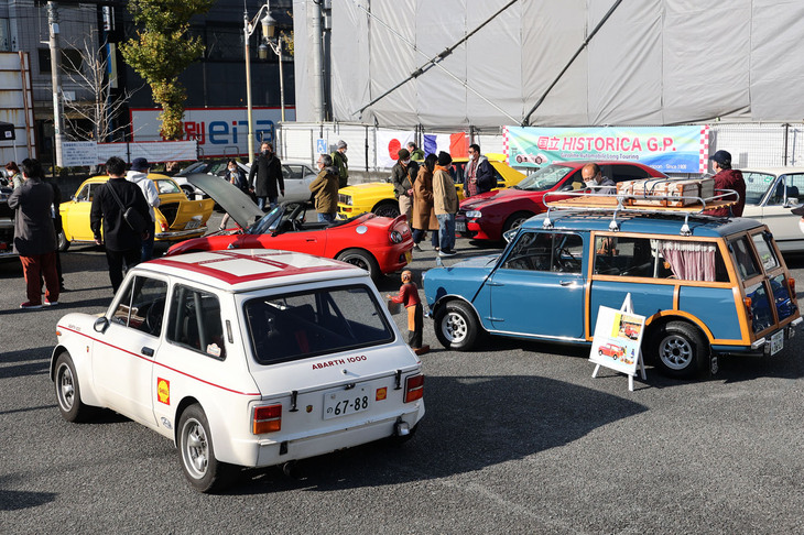 20台が展示された、谷保駅近くのJA東京みどり 国立支店の駐車場に設けられた第二会場。