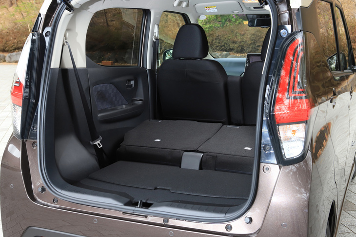 後席の背もたれは、荷室からワンタッチで前方に倒せる。荷室床面に段差はできるが、広々としたスペースが出現する。開口部下部は地面から約655mmと低めに設計されており、重いものも積み下ろしがしやすくなっている。