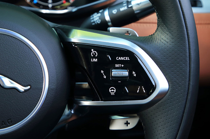 装備の拡充も2021年モデルのトピックで、アダプティブクルーズコントロールや3Dサラウンドカメラなどが標準装備となっている。