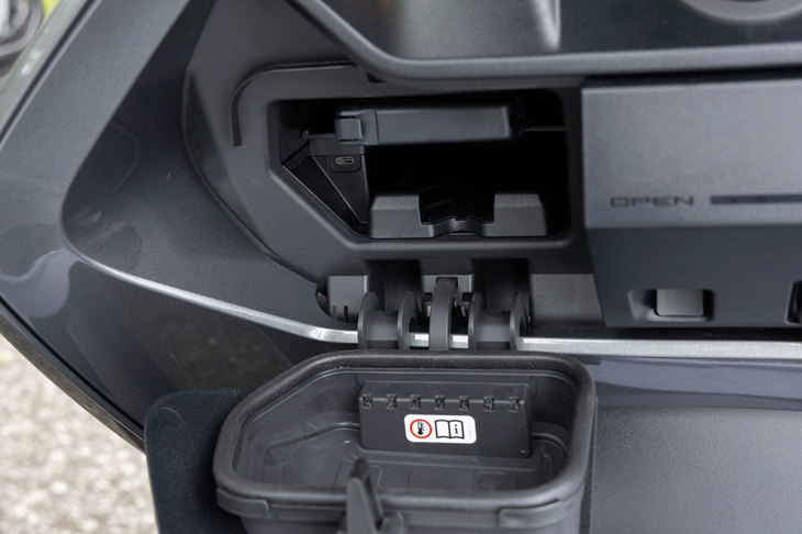 カウルの内側には、防水性も考慮したグローブボックスを設置。USB-Cジャックが備わっており、携帯端末などを充電できる。