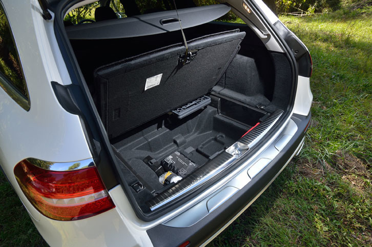 荷室の床下には、予備の収納スペースが確保される。庫内には、パンク修理キットや折りたたみ式カーゴが備わる。