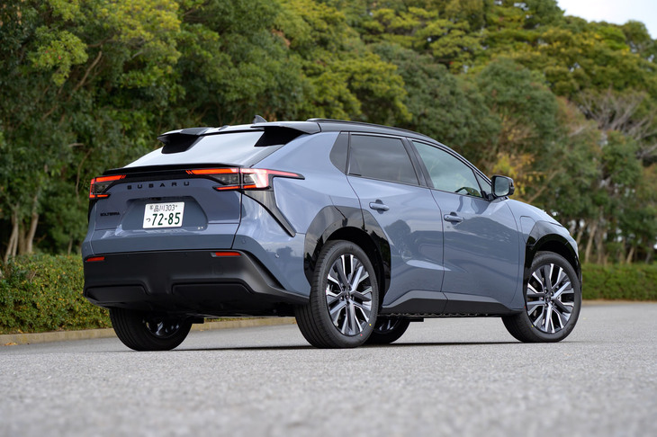 2025年10月に発表された「スバル・ソルテラ」のマイナーチェンジモデル。従来型より航続距離が延び、動力性能が向上し、機能・装備も拡充……と、全方位的に改良が加えられた。