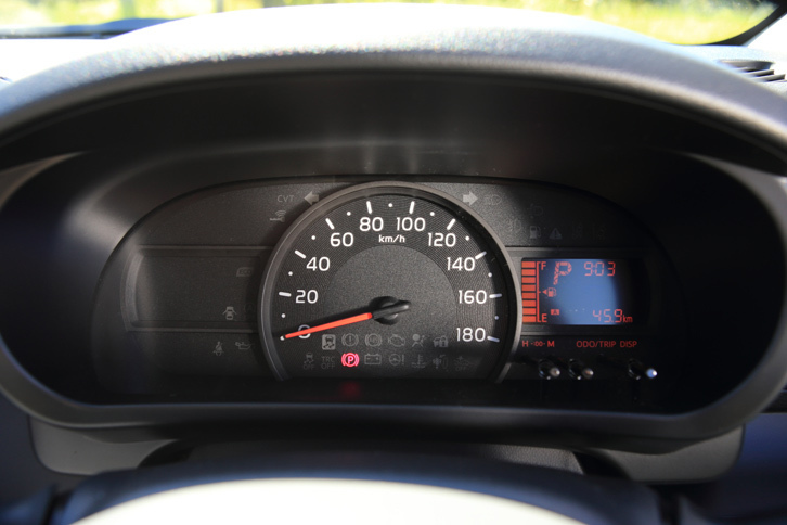 メーターは速度計のみの単眼式。燃費や燃料の残量などはインフォメーションディスプレイで確認する。