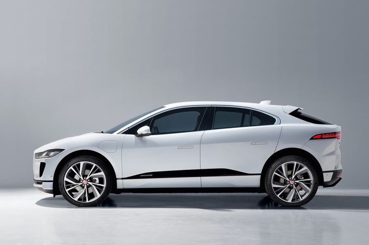 後ろへ向かうほど高くなる、ウエッジシェイプのベルトラインが目を引く「Iペース」。ガラスエリアも薄く、そのサイドビューは非常にスポーティーだ。