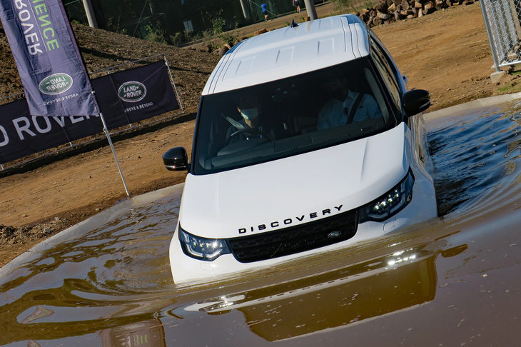 人工池の渡河など、普段はできないような体験が可能だ。