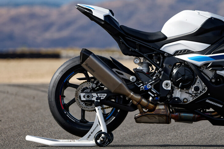 足まわりでは、これまでオプション設定だった「Mシャシーキット」を標準装備化。スイングアームのピボットポイントとリアエンドの高さが調整可能となっている。