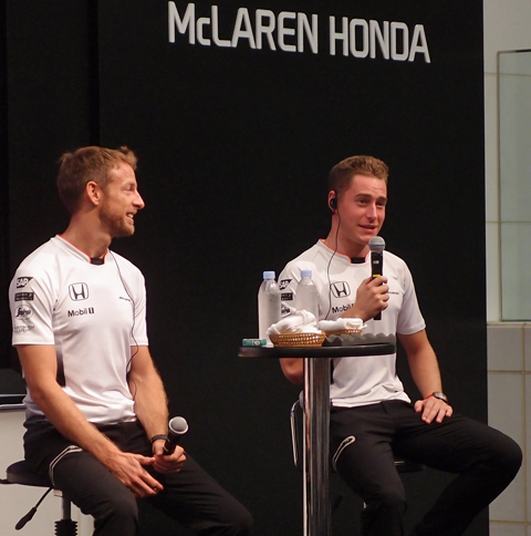 終始笑顔のバトン（写真左）に比べ、やや緊張気味に見えたバンドールン（右）だったが、マイクを渡されると日本語を口にし、会場をわかせた。