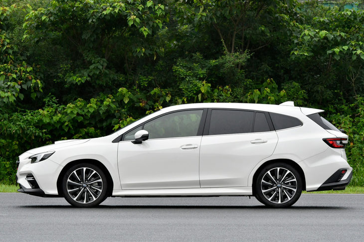 サイドビューでは、リアへ向けて上がっていくベルトラインや、張り出しが強調された前後フェンダーが特徴。初代以上にスポーティーで抑揚のあるデザインとなった。