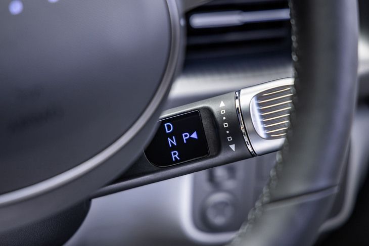 シフトセレクターは「アイオニック5」と同じくウインカーレバーの下にレイアウトされる。先端部分を上にひねるとDレンジに、手前にひねるとRレンジに入り、レバートップのボタンを押すとPレンジになる。