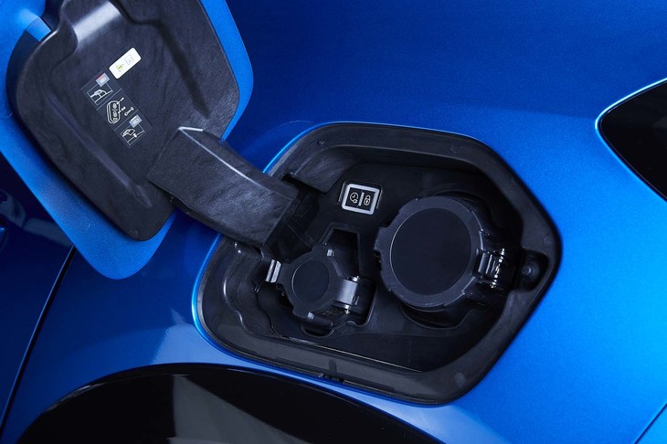 日本国内で多いCHAdeMO方式の急速充電にも対応。約50分で80％のチャージが可能となる。