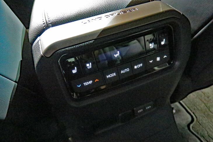 トヨタ・ランドクルーザー“250”（後席用エアコン）