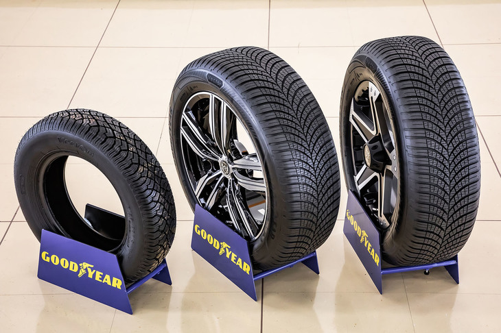 「グッドイヤー・ベクター4シーズンズGEN-3」（写真中央）と、SUV向けの「ベクター4シーズンズGEN-3 SUV」（同右）、1980年代に販売された初代「ベクター」（同左）。