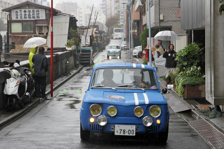 柳橋の北詰（台東区柳橋）手前の神田川沿いの路地で、3つ目のPC競技を終えた1968年「ルノー8ゴルディーニ1300」。後ろに見えるのは1957年「アルファ・ロメオ・ジュリエッタ ベルリーナ」。