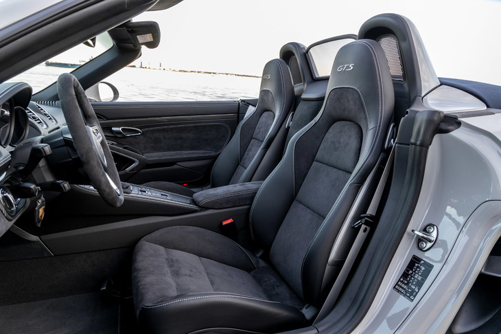 シートには、座面や背もたれに広くアルカンターラを用いた「スポーツシートプラス」を採用。オプションで、18wayの電動調整機構付きシートや、バケットシートも用意している。