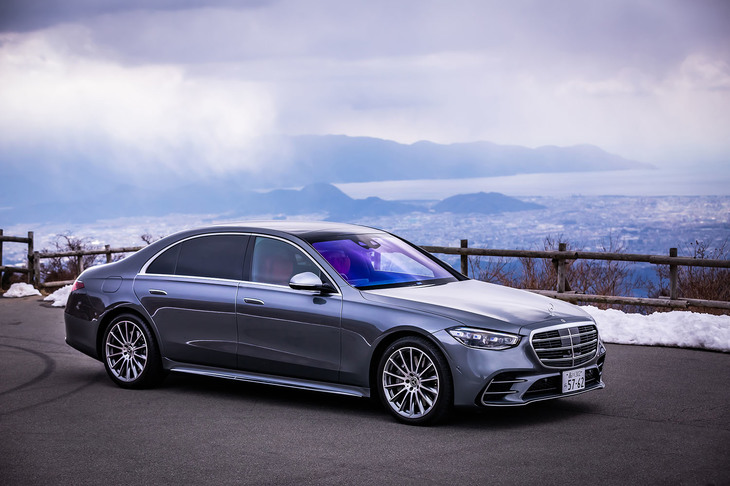 今回試乗した車両には、内外装をスポーティーに演出するオプションの「AMGライン」（103万2000円）が組み込まれていた。外板色は写真の「セレナイトグレー」を含む全11色がラインナップされる。