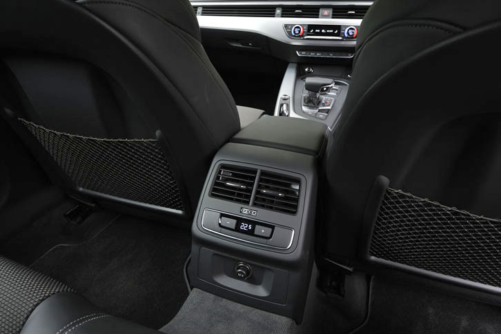 センターコンソール後端に位置する、リアシート用エアコン吹き出し口。温度調整機能が備わる。