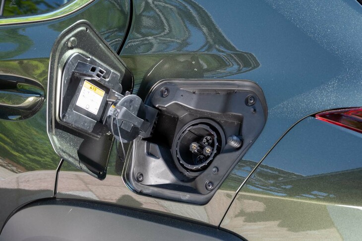 急速充電用ポートは車体の左後部に備わっている。