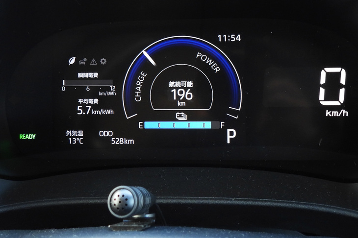 7インチのTFTマルチインフォメーションディスプレイには、（写真では写っていないが）バッテリーの温度計を表示することも可能。これは、バッテリー温度が充電速度やモーターの出力抑制制御などにかかわってくるためで、これも利用者の心的負担を減らすための配慮なのだ。