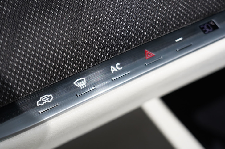 ダイキョーニシカワはより本物のように見える金属調パーツの開発にも取り組んでいる。写真のヘアライン加工が施された部分は樹脂にメッキを施したもの。この質感はメッキの“とある層”で一度磨きを入れることで実現したという。