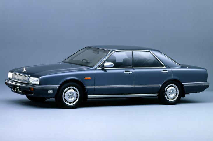 1988年型「日産セドリックシーマ」。「シーマ」の初代モデルは、「セドリック／グロリア」とプラットフォームを共有する上級モデルとして登場した。