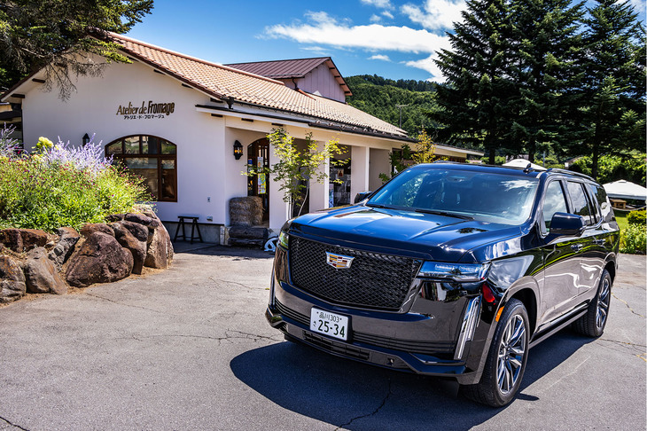 上信越自動車道を小諸ICで降り、最初の目的地であるアトリエ・ド・フロマージュ 東御本店に到着。1982年創業の“チーズ屋さん”で、20種類ものさまざまなチーズやヨーグルトなどが販売されている。