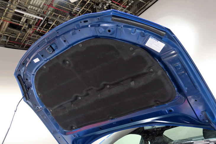 「トヨタGR 86」と新型「スバルBRZ」では、軽量化のためにボンネットや左右のフロントフェンダー、ルーフがアルミ化されている。