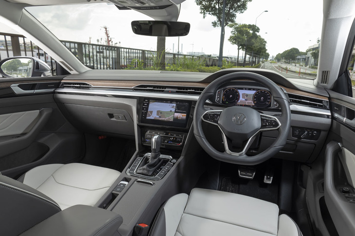 デザインに大きく手が加えられたインテリア。ダッシュボード上段やドアトリムには新たにレザレットが使用され、また操作系が大幅にデジタル化された。