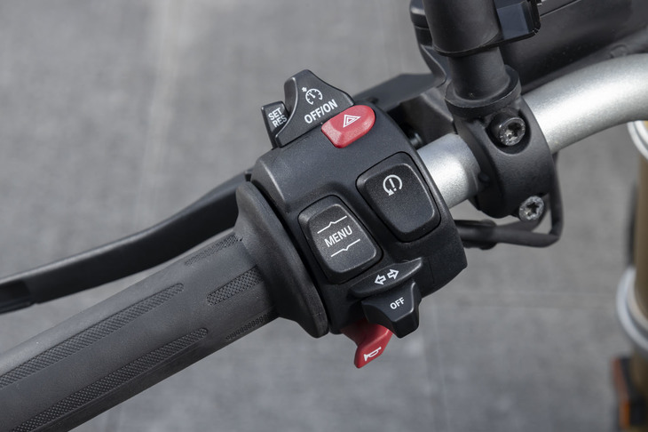 装備もより充実しており、クルーズコントロールやグリップヒーター、USB充電ソケット、ETC2.0車載器などが採用されている。