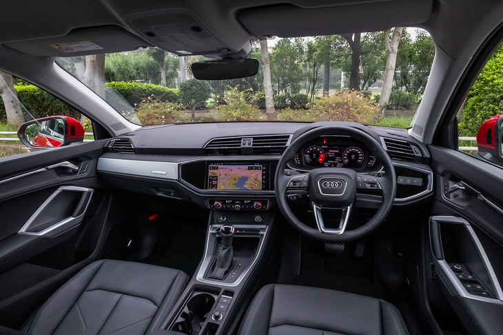 オクタゴン（八角形）をデザインモチーフとしたという「Q3」のインテリア。インストゥルメントパネルの形状や基本装備は「Q3スポーツバック」と共通となる。