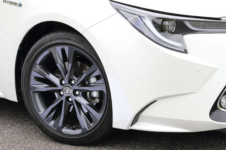 「W×B」のタイヤサイズは215/45R17。ダークグレーメタリック塗装の専用ホイールと組み合わされる。