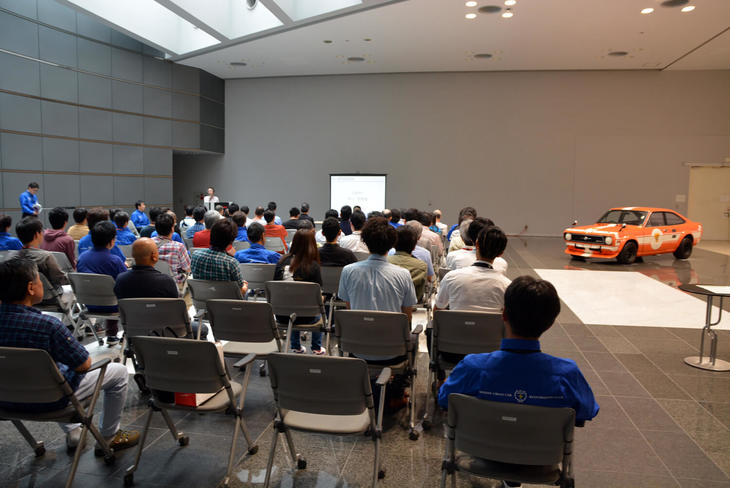 キックオフ式の様子。名車再生クラブのメンバーは毎年80人ほどで、そのうちの約半数が継続メンバーで、残りの半分はその度ごとに募集して集めるという。