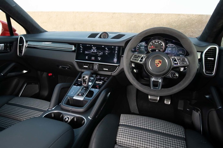 ダッシュボードの基本的なつくりは「カイエン」シリーズ共通。各部のカーボン加飾は「ライトウェイトスポーツパッケージ」によるもの。