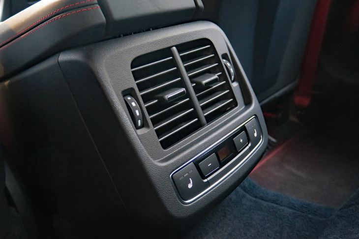 アウディRS e-tron GT（後席用の空調吹き出し口）