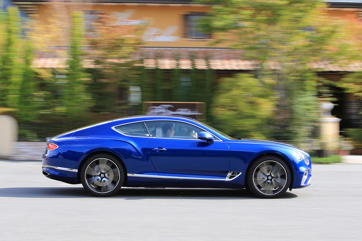 新型「コンチネンタルGT」のボディーサイズは全長×全幅×全高＝4880×1965×1405mm、ホイールベースは2850mmとなる。