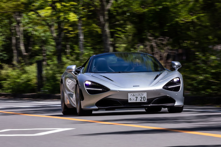 クーペの「720S」で使用されるカーボンモノコックをオープンボディー用に進化させた「モノケージII-S」を採用。ルーフには応力がかからないため、オープン化によるボディー剛性の低下は皆無だという。