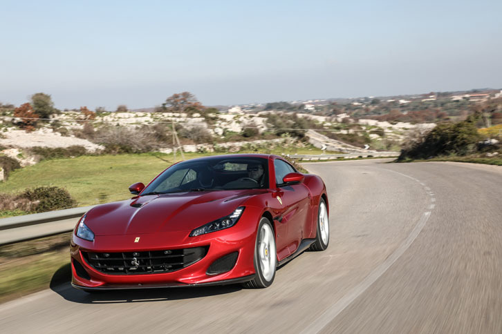 動力性能は0-100km/h加速が3.5秒で、最高速は320km/h以上。