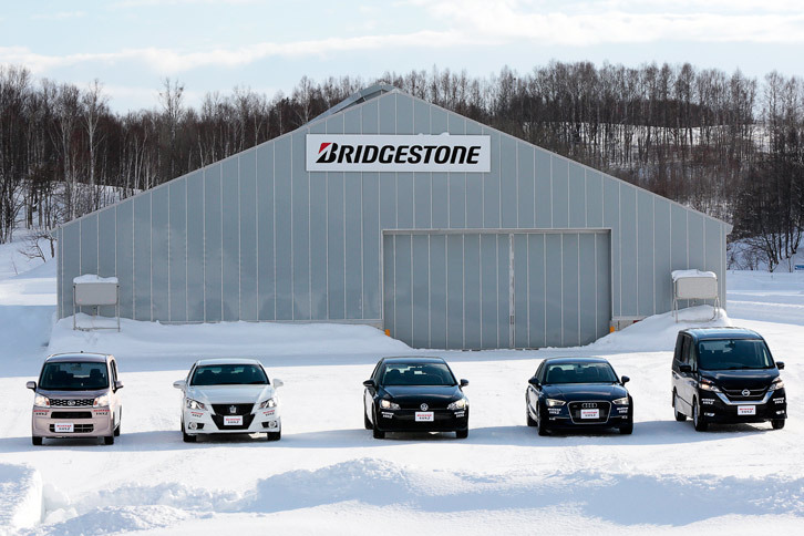 構内のワインディング路での試乗に用意された5台の試乗車。軽自動車やミニバン、高級セダンなど、幅広い車種に対応できる豊富なサイズバリエーションも「ブリザックVRX2」の特徴。その種類は、135/80R12から245/40R20まで、全109種類にのぼる。