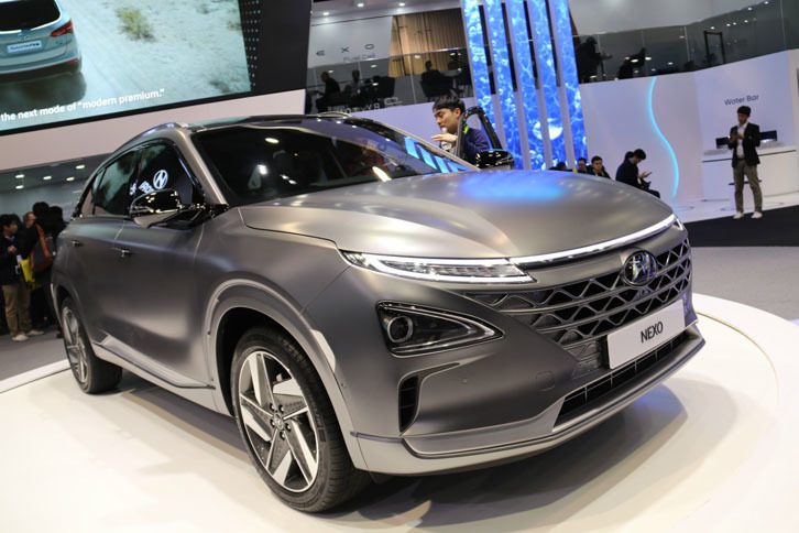 ヒュンダイが公開した燃料電池SUV「NEXO（ネキソ）」。航続距離は370マイル（約600km）で、2018年3月に発売。プロダクトマネジャーによると、アメリカおよび欧州が主戦場となるという。