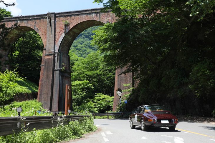 ラリーコースである碓氷峠の中山（なかせん）道を走る「911タルガ」。峠道の途中に現れるめがね橋は、現在は廃線となった信越本線の横川～軽井沢間を結んでいた陸橋で、今は国の重要文化財にもなっている。（撮影：小川義文）